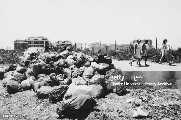 Italy, garbage, rome littoral, 1975
