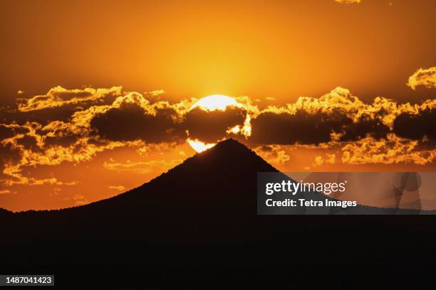 united states, new mexico, cerrillos, silhouette of mountain at sunset in cerrillos state park - new mexico fotografías e imágenes de stock