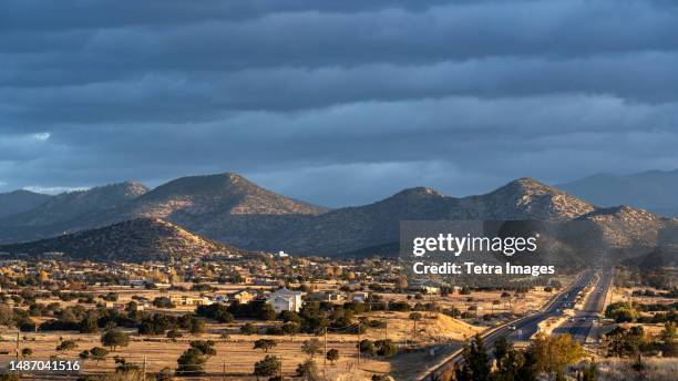 united states, new mexico, santa fe, sangere de cristo mountains and town buildings from highway - santa fe stockfoto's en -beelden