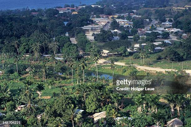overhead of mataniko river and honiara houses. - isole salomone foto e immagini stock