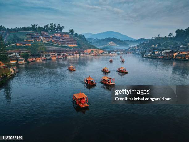 scenic view of tourists take a boat during fog in the lake during sunrise at ban rak thai in thailand, asia - メーホンソン州 ストックフォトと画像