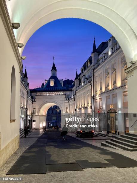 tretyakovsky proyezd, pequeña calle llena de tiendas de lujo, moscú, rusia - óblast de moscú fotografías e imágenes de stock