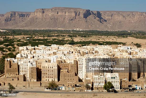 old shibam from sahil shibam. - shibam stockfoto's en -beelden