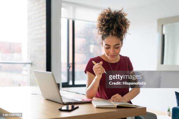 femme heureuse travaillant à la maison et planifiant sa journée - palm photos et images de collection