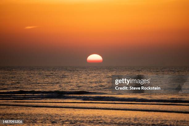 sunset on the beach in the netherlands - horizon over water stock pictures, royalty-free photos & images