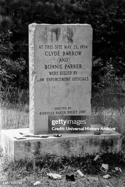 Clyde barrow and bonnie parker tombstone.