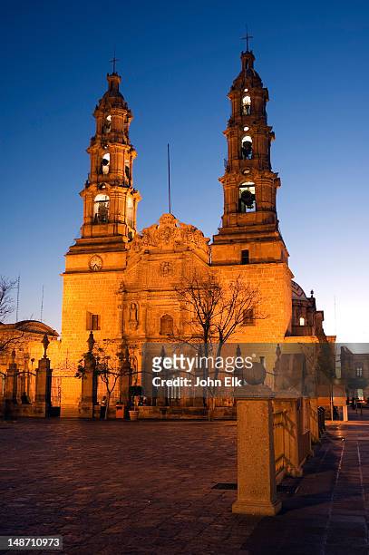 cathedral lit up at night. - aguas calientes stock pictures, royalty-free photos & images