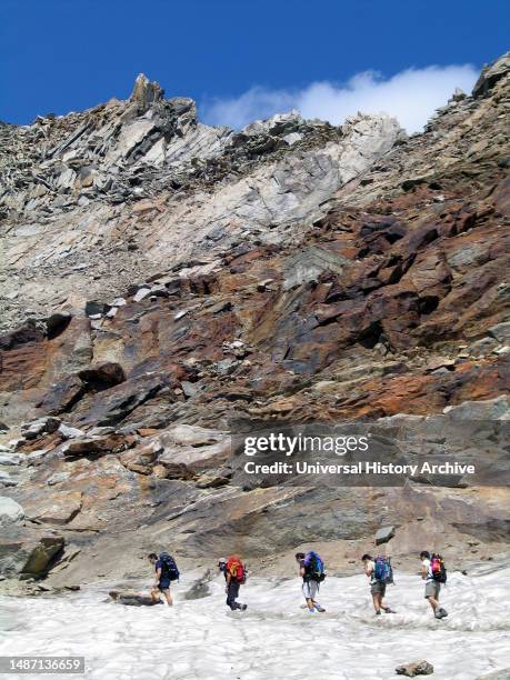 Punta Indren.alagna. Ghiacciaio.estate.uomini. Alpinismo.trekking.serie.sentiero.alpinisti..