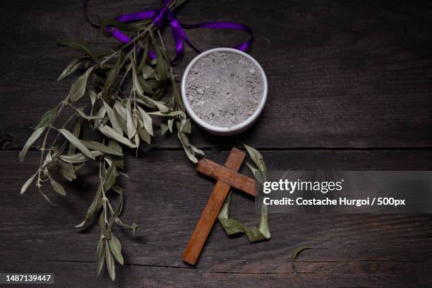 bowl with ashes and olive branch ash wednesday concept - aswoensdag stockfoto's en -beelden