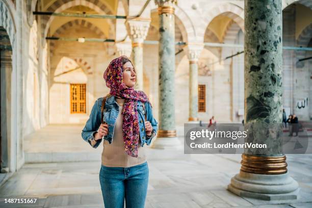 woman in the courtyard of the suleymaniye mosque, istanbul - moskee toerisme stockfoto's en -beelden