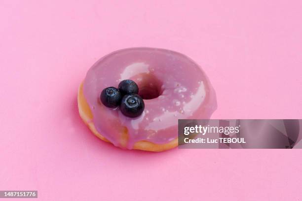 blueberry donut - nagerecht-garnering stockfoto's en -beelden