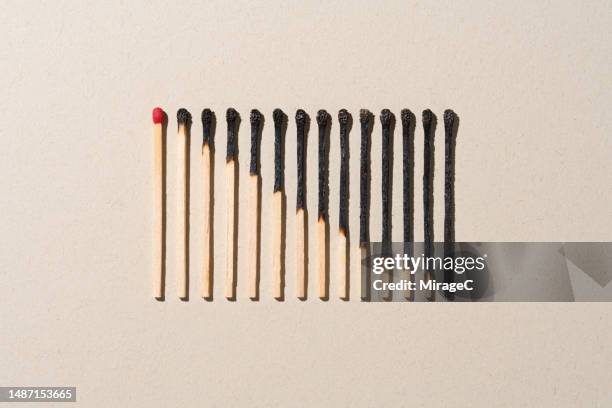 exhausted matches burning out, loss concept - finalmatch fotografías e imágenes de stock