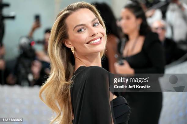 Margot Robbie attends the 2023 Met Gala Celebrating "Karl Lagerfeld: A Line Of Beauty" at Metropolitan Museum of Art on May 01, 2023 in New York City.