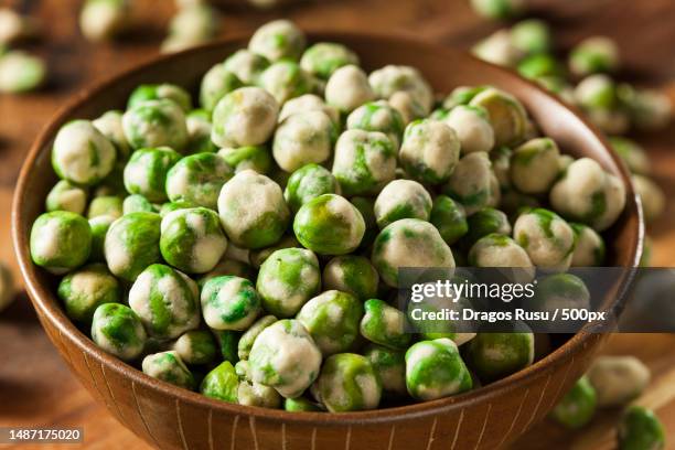 homemade dry spice wasabi peas as an appetizer,romania - wasabi photos et images de collection