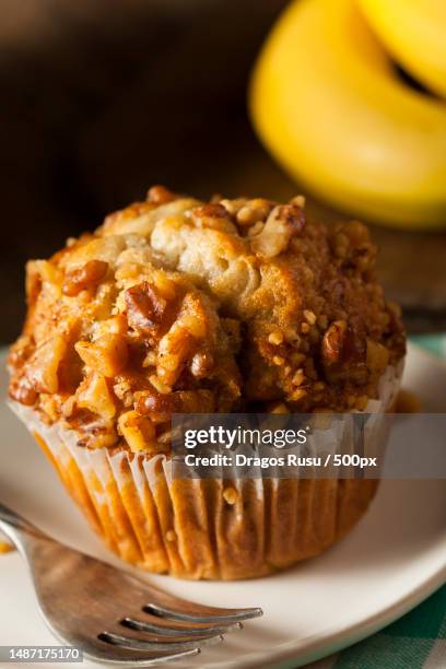 homemade banana nut muffins ready to eat,romania - muffin à la banane photos et images de collection