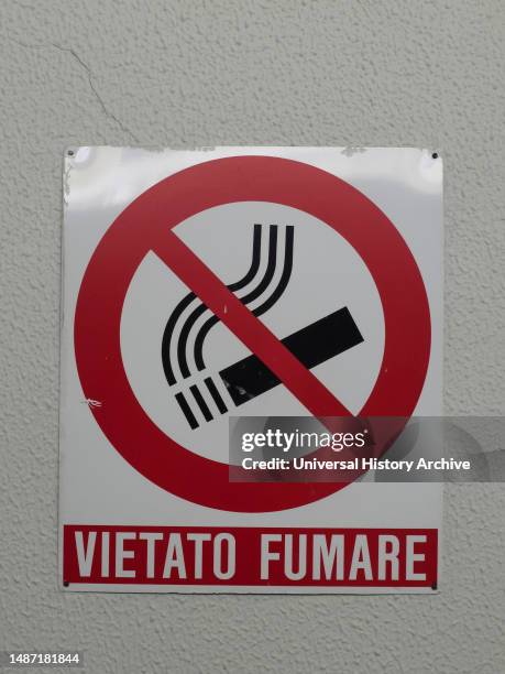 Vietato fumare, no smoking.