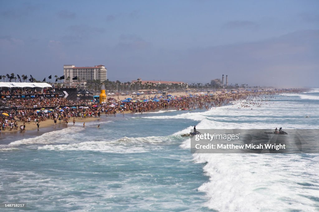 Crowded beach at US Open of surfing.