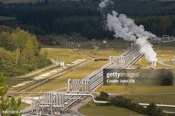 wairakei geothermal project. - geothermische centrale stockfoto's en -beelden