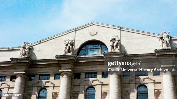 Borsa di milano in piazza degli affari, palazzo mezzanotte, milan, lombardia, italy