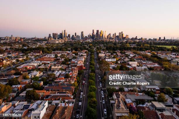 aerial of suburban melbourne and cbd - melbourne australië stockfoto's en -beelden