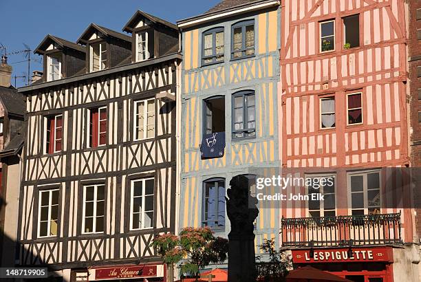 street scene with medieval buildings. - haute normandie 個照片及圖片檔