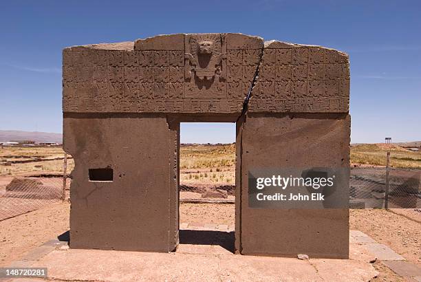 gateway of the sun (puerta del sol) monolithic gate. - ruïnes van tiahuanaco stockfoto's en -beelden