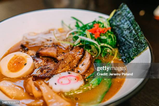 close-up of tonkotsu ramen in a ceramic bowl - prefectuur fukuoka stockfoto's en -beelden