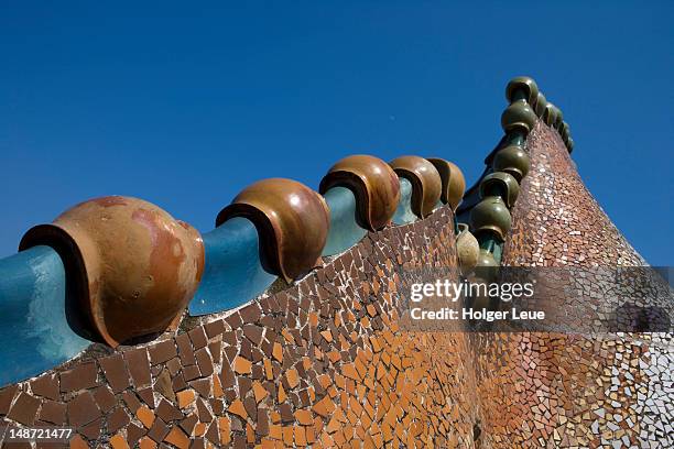 ornate mosaic roof of antoni gaudi's casa batllo. - ガウディ ストックフォトと画像