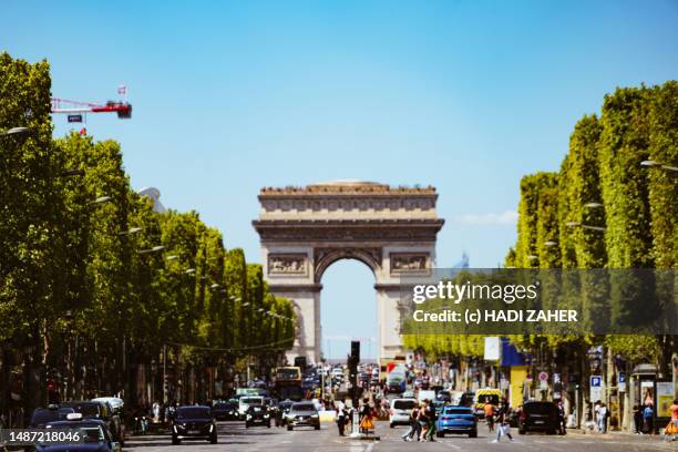 a day view of arc de triomphe de l'étoile in paris - arc de triomphe stock pictures, royalty-free photos & images