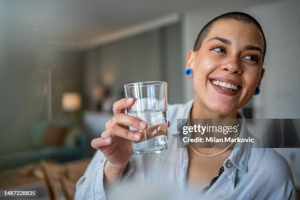 junge schöne frau trinkt wasser während des unterrichts, dehydrierung - wasser trinken stock-fotos und bilder