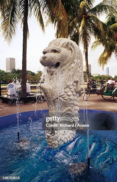 merlion statue and fountain. - merlion statue stock pictures, royalty-free photos & images