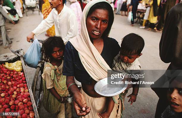 women with children begging for money. - begging social issue stock pictures, royalty-free photos & images