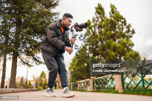 cameraman che filma con il giunto cardanico - cameraman foto e immagini stock