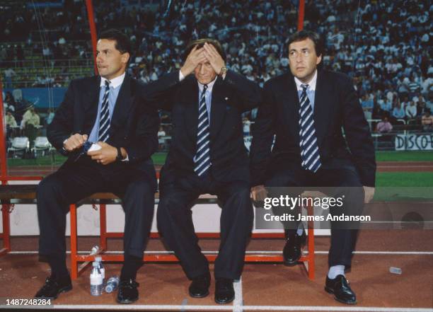 Entraineur de l'OM Raymond Goethals avec ses mains sur le front à côté du directeur général de l'OM, Jean-Pierre Bernès sur le banc principal pendant...