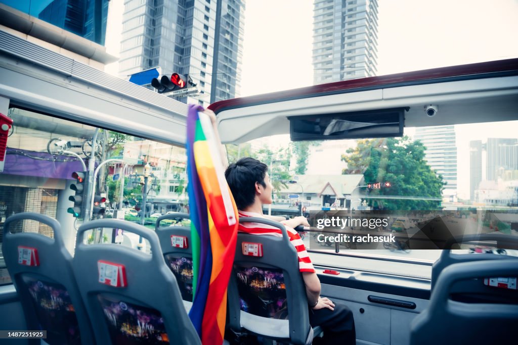 Gay paar hält die LGBT Flagge
