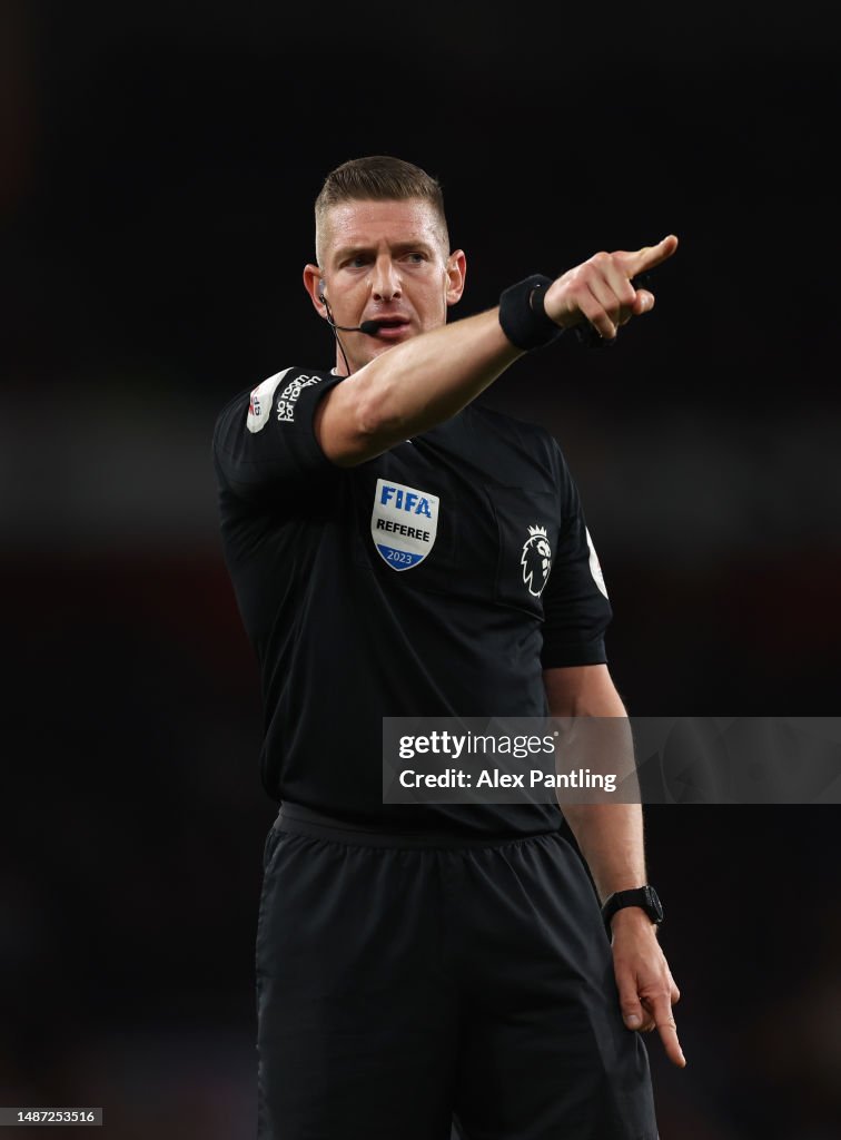 Ref R. Jones Referee Robert Jones during the Premier League match between Arsenal ...
