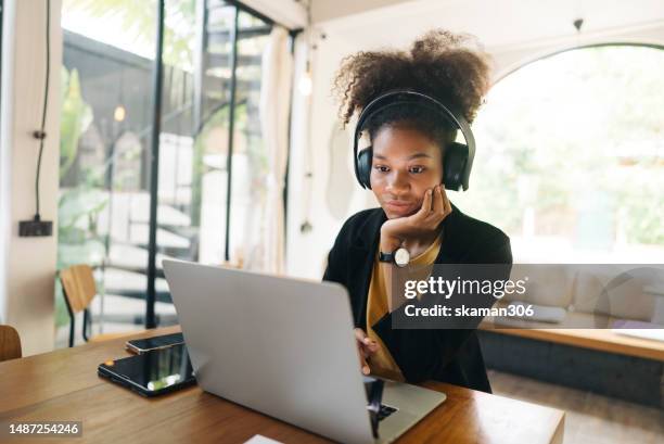 negative facial expression young adult businesswoman mixed-race american  a bit exhausted after a long video call and remote working  conference with team diverse colleagues, - young businessman using a virtual screen stockfoto's en -beelden