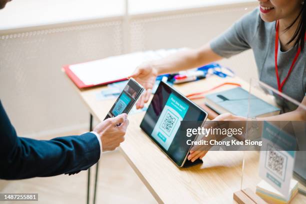 déjame escanear para registrarme primero. - exposición fotografías e imágenes de stock