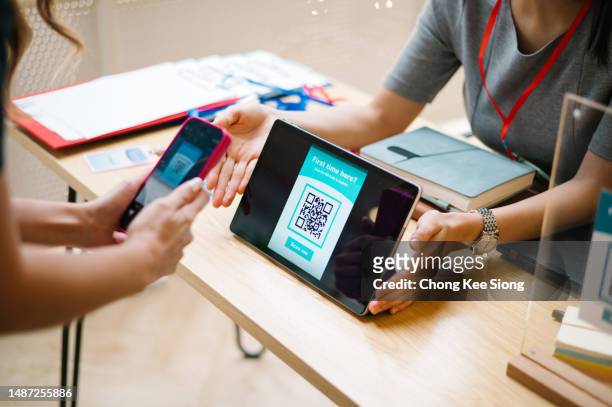 let me scan to register first. - stand by me stockfoto's en -beelden