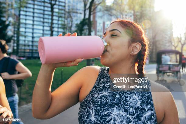 mulher correndo no central park - reusable water bottle - fotografias e filmes do acervo