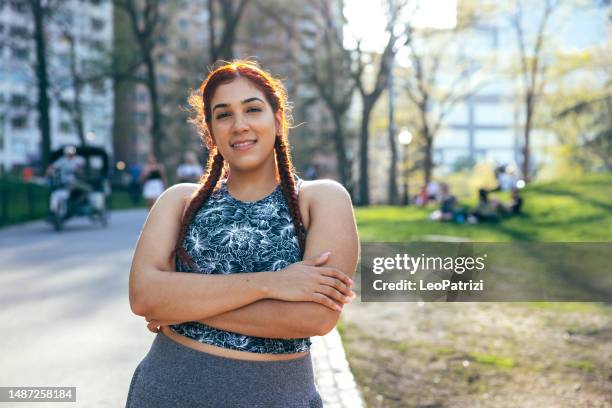 jeune femme en tenue de sport à central park - joggeuse parc photos et images de collection