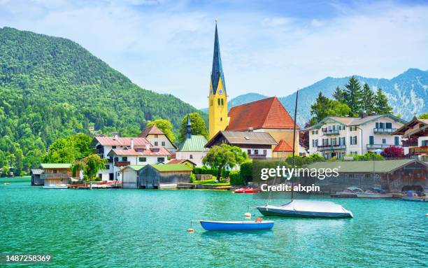 église de saint-laurentius dans la ville de rottach-egern - bavière photos et images de collection