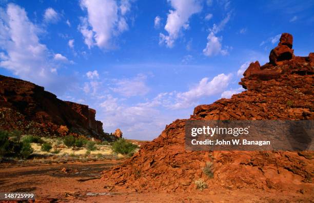 dry red rock formations. - rainbow valley conservation reserve stock-fotos und bilder