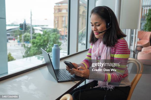 staying connected with the world - flexible workstation stock pictures, royalty-free photos & images