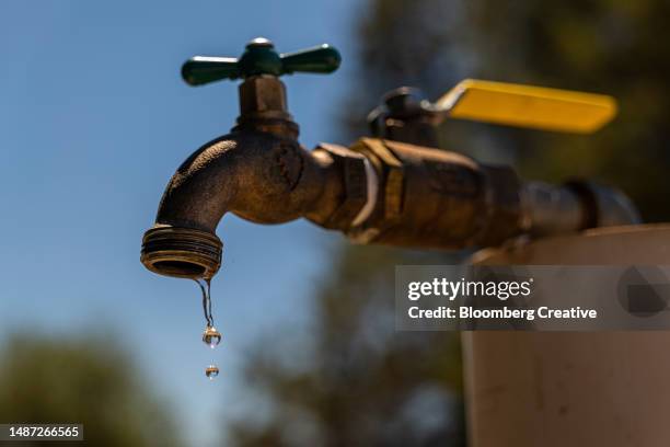 water drips from a tap - faucet imagens e fotografias de stock