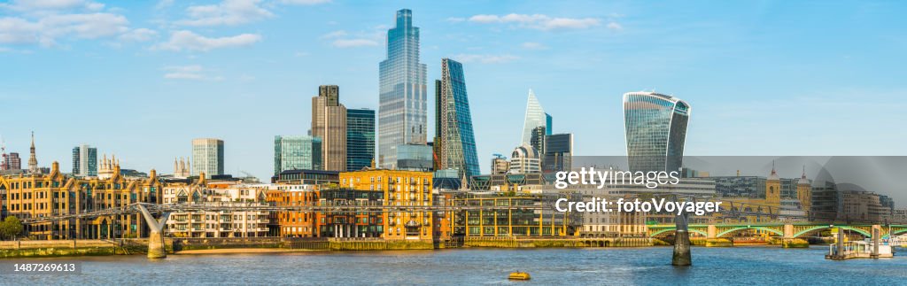 London Millennium Brdige über die Themse unter dem Skyline-Panorama des Wolkenkratzers der Stadt