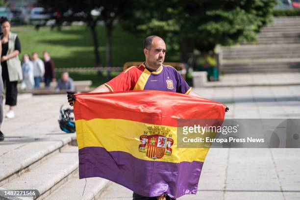 Man holds a flag of the republic in the vicinity of the act of homage to the Spanish victims of Nazism, at the monolith in memory of the deportees...