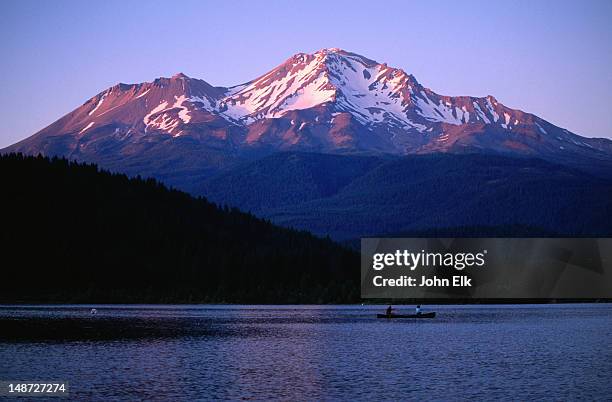 mt shasta across lake siskiyou. - monte shasta foto e immagini stock