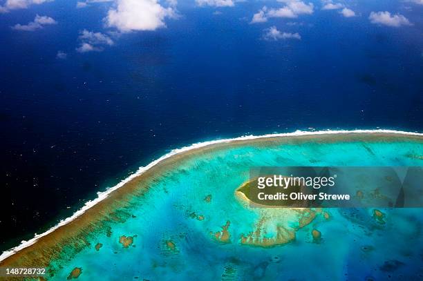 aerial of ha'apai group. - océano pacífico fotografías e imágenes de stock