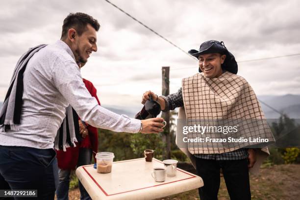 amigos hablando mientras toman café en la finca - cultura colombiana fotografías e imágenes de stock